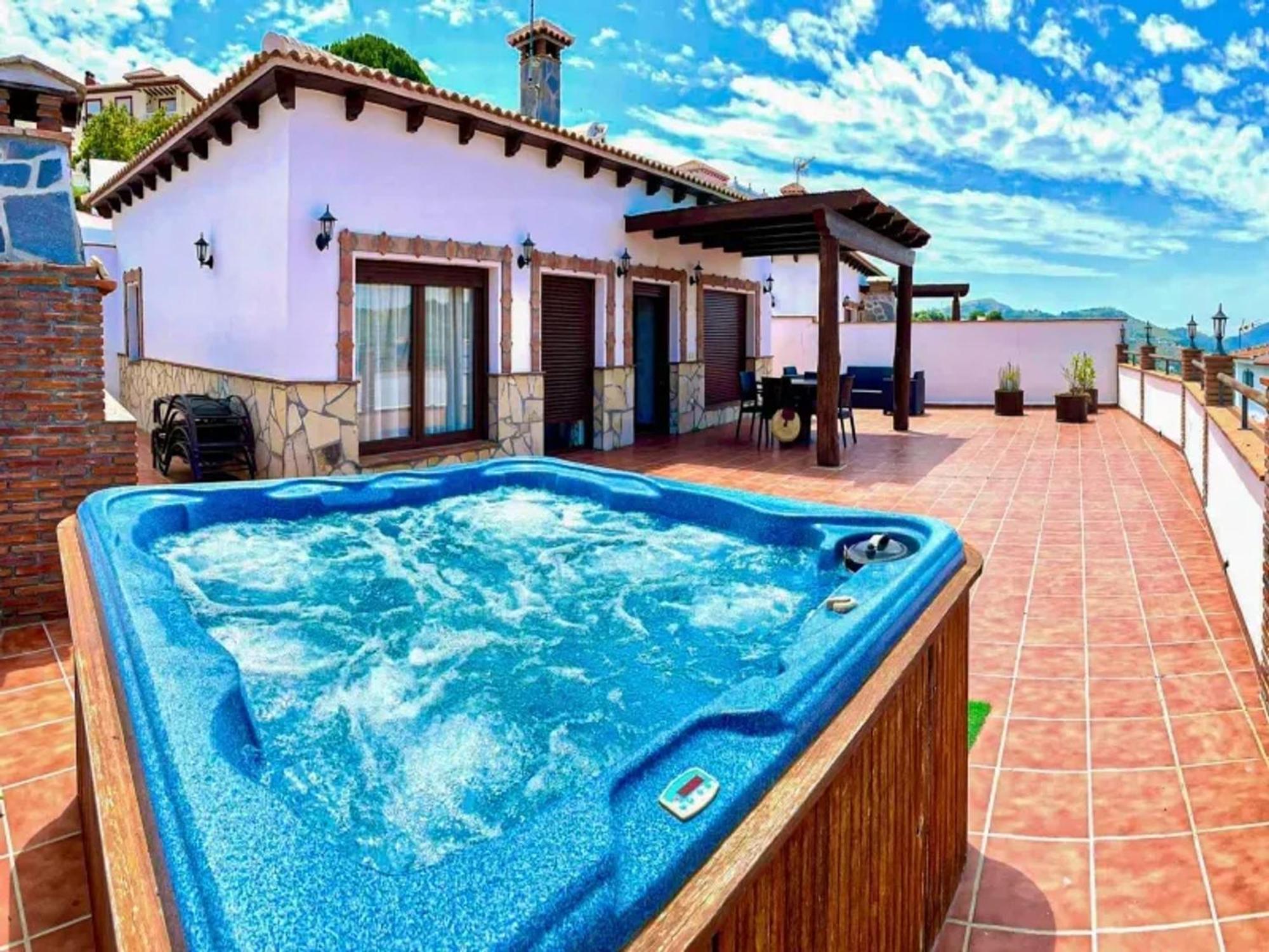 Villa Elegant With Jacuzzi In